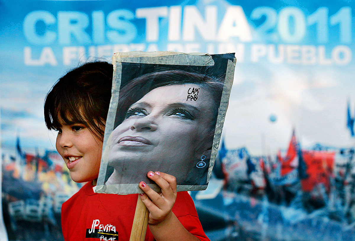 Egy kislány tartja az argentin elnök, Cristina Fernandez képét a pilari kórház előtt, ahova az elnök műtétre vonult be