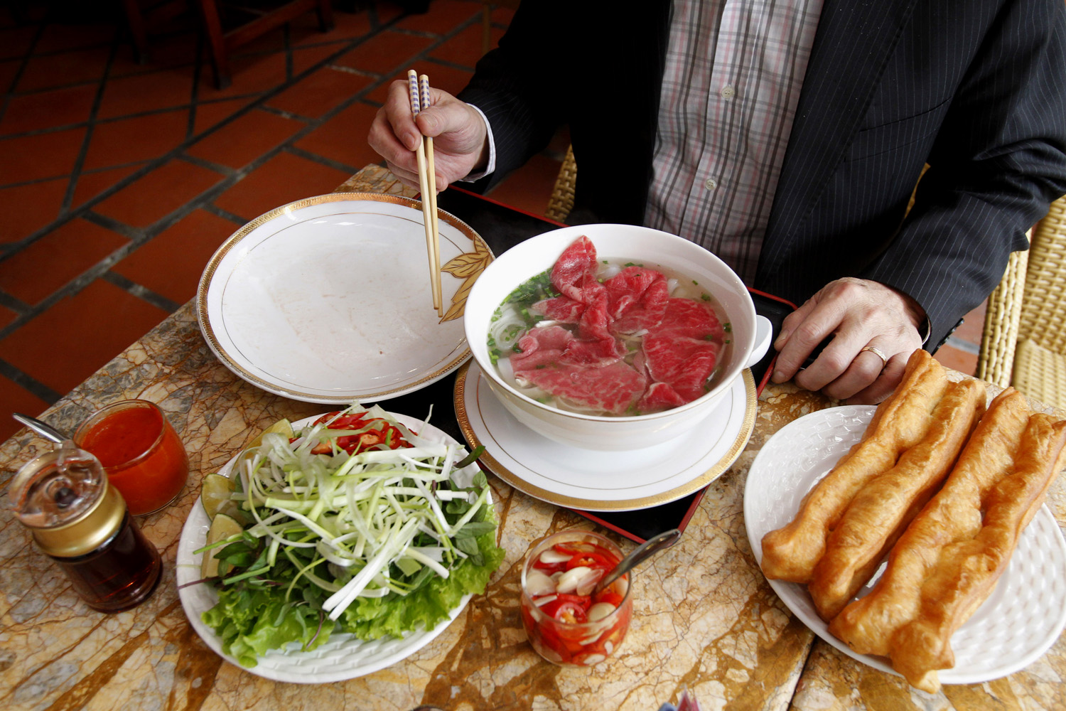 A vietnamiak kedvenc marhahúsos levese, ahogy az egyik ötcsillagos szállodában kínálják Hanoiban