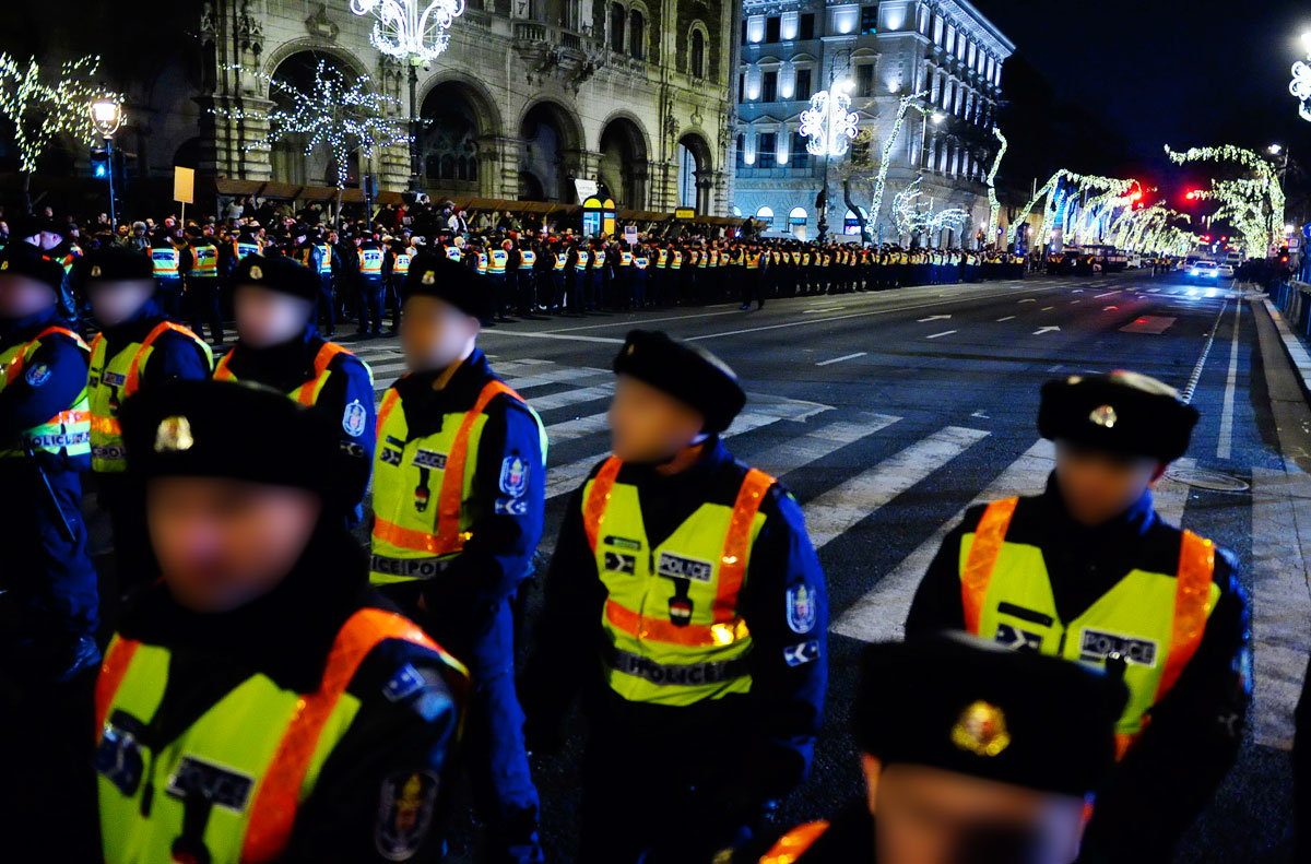 A rendőrök első sorban az Operaház érkező díszvendégeket védték - négy sávot is biztosítottak az Andrássyból a konvojok számára