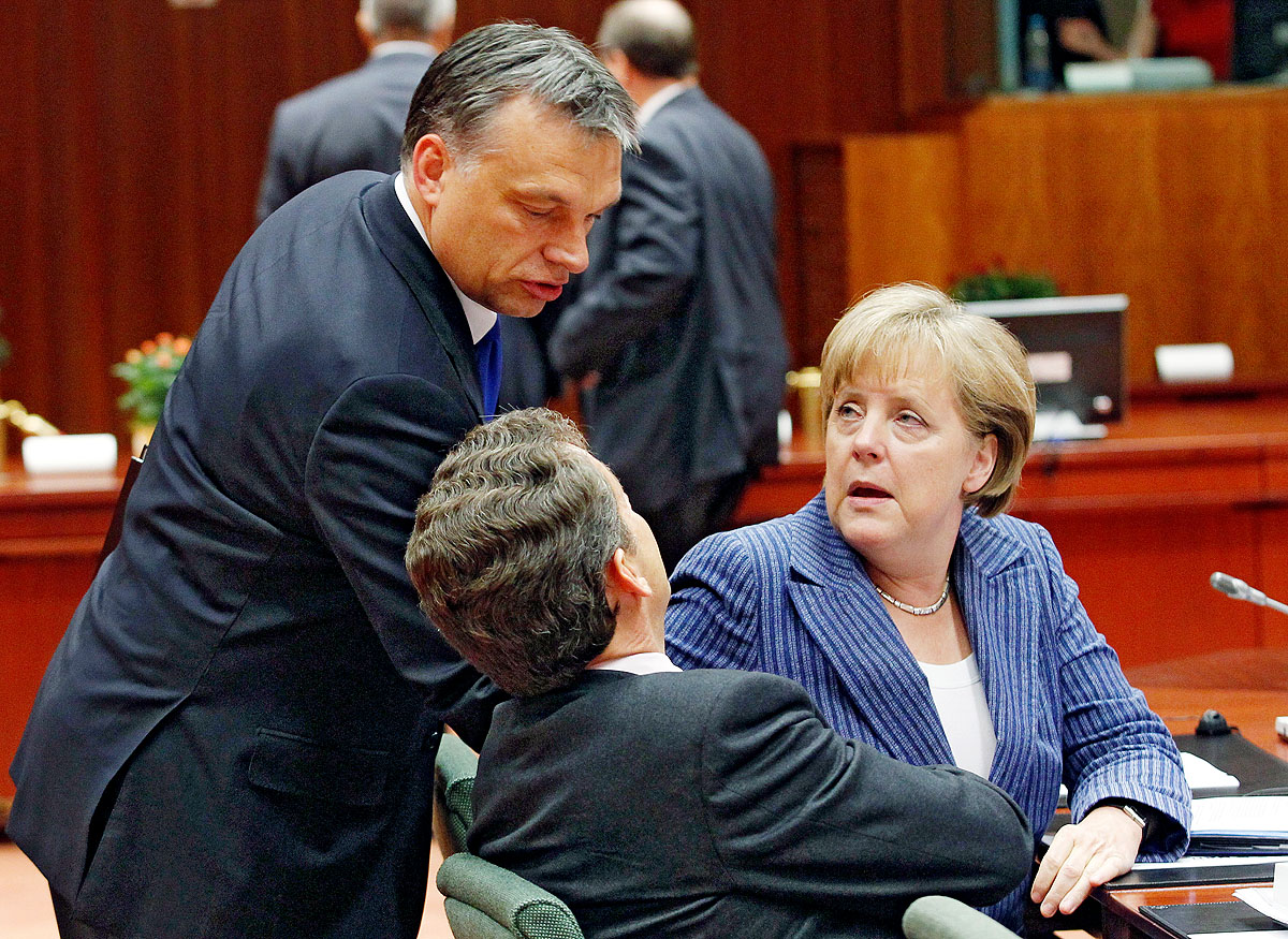 A Merkel és Sarkozy párosnak köszön a 2011 nyári EU-csúcsra érkező Orbán Viktor