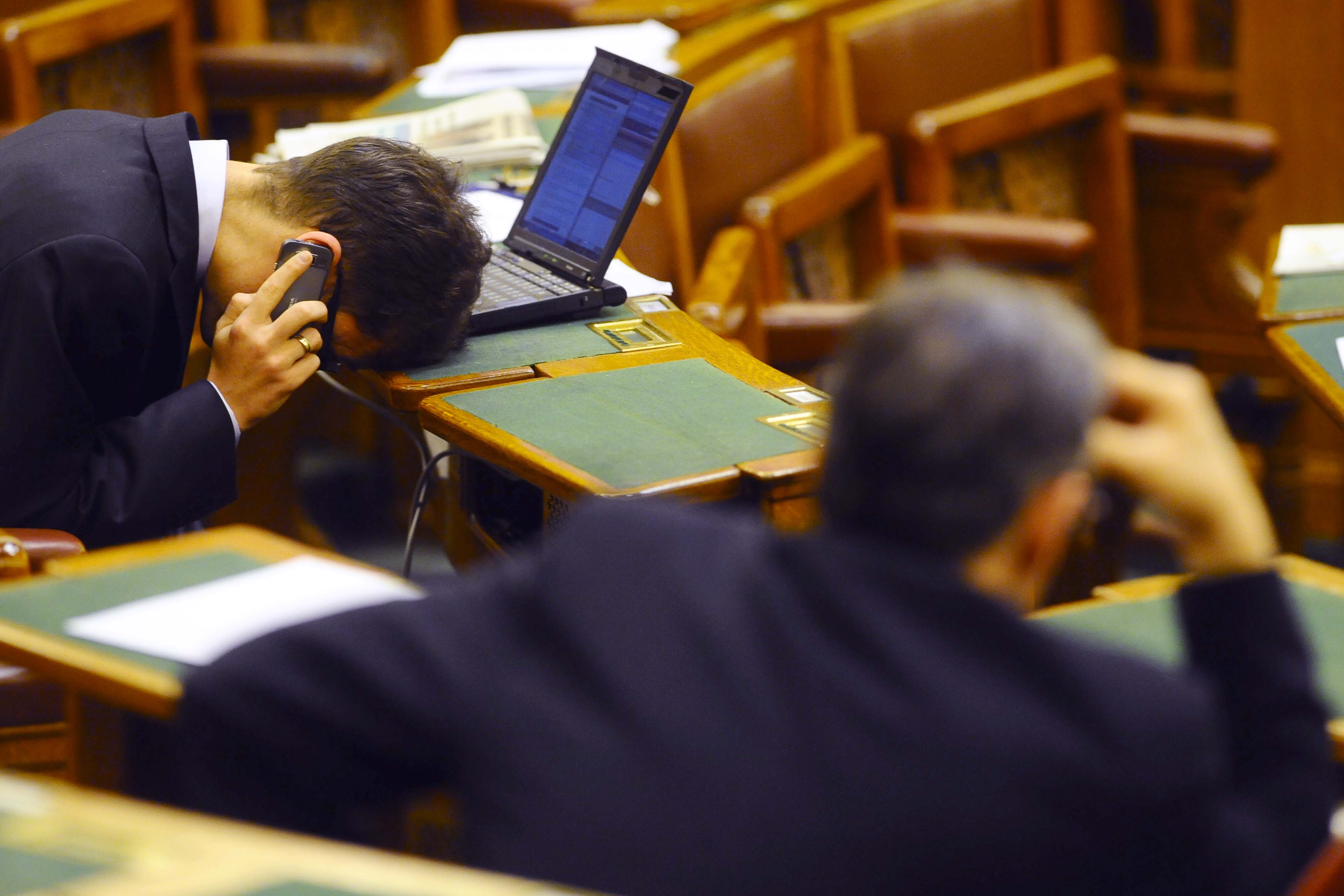 Cser-Palkovics András megszakítja a laptopozást, és mobiltelefonál egy kicsit a parlament soraiban