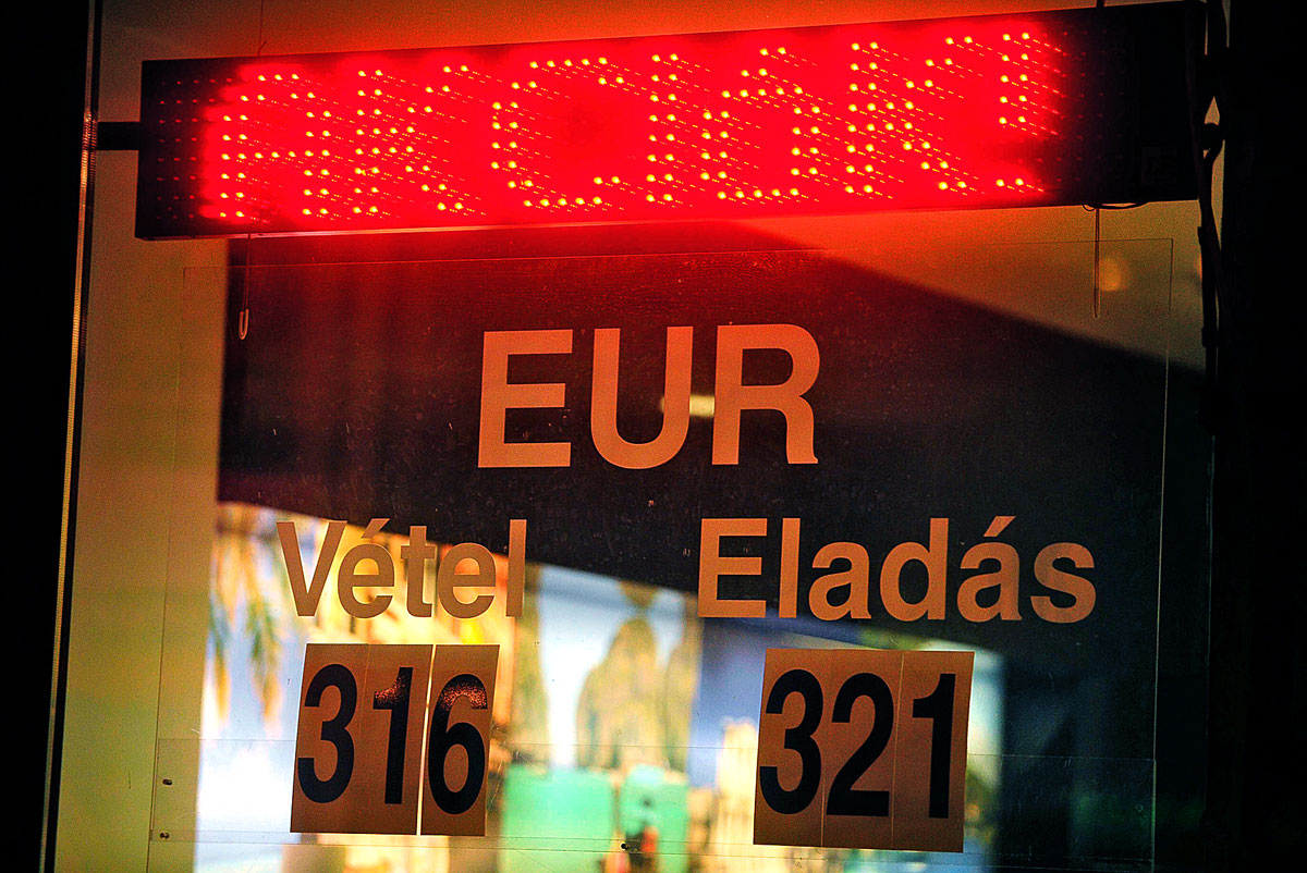 AKCIÓ - áll az euró-forint árfolyamot jelző táblán