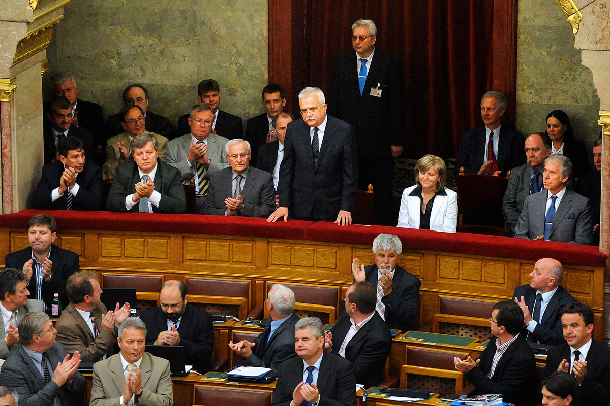 Paczolay Pétert, az Alkotmánybíróság újraválasztott elnökét megtapsolják az országgyűlési képviselők a Parlamentben. A páholyban bírótársai, köztük Stumpf, Bihari és Balsai