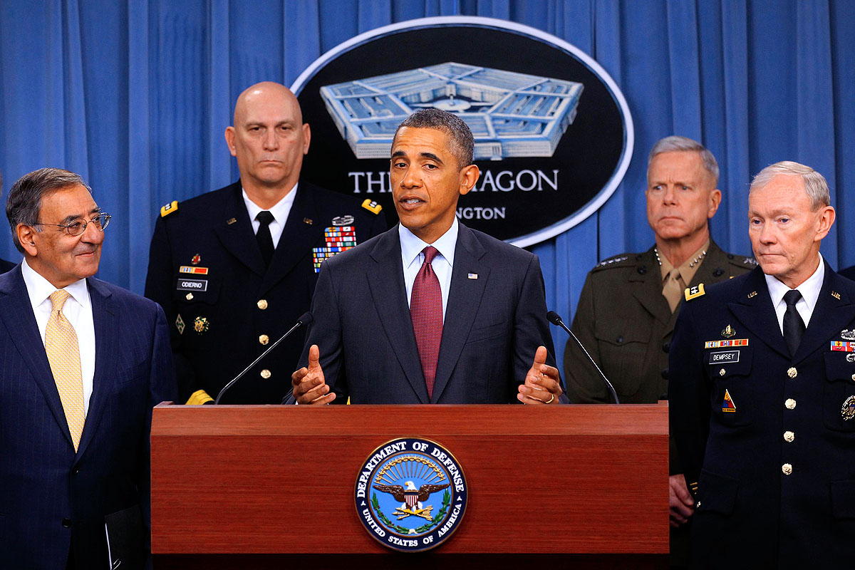 Barack Obama (középen) az új védelmi stratégiáról beszél a Pentagonban, Leon Panetta (balszélső) tábornokokkal hallgatja