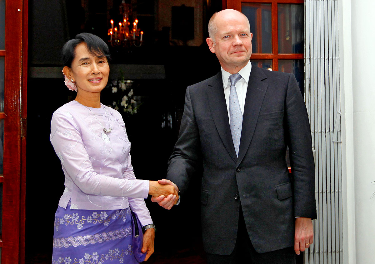 British Foreign Secretary William Hague shakes hands with Myanmar pro-democracy leader Aung San Suu Kyi at the British ambassador's residence in Yangon January 5, 2012. The two-day visit by Hague is the first by a foreign minister from the former col