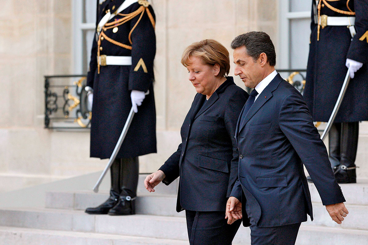 Merkel és Sarkozy egy közös sajtótájékoztató után decemberben. Párhuzamos lépések