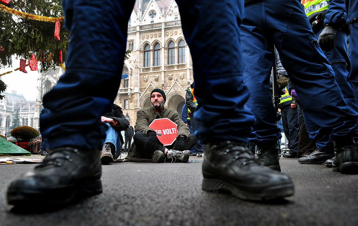 A rendőrségre bevitt egyik politikus szerint nem közkegyelmet kellene gyakorolni, hanem visszaadni az ellenzék demokratikus jogait