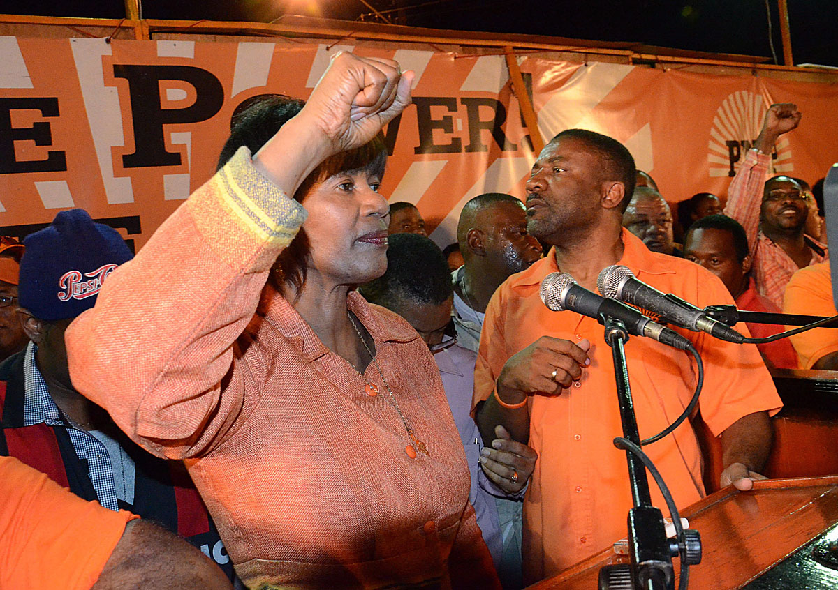 Kis szünet után másodszor újrázhatott miniszterelnökként a jamaikai néppárt jelöltje, a 66 éves Portia Simpson
