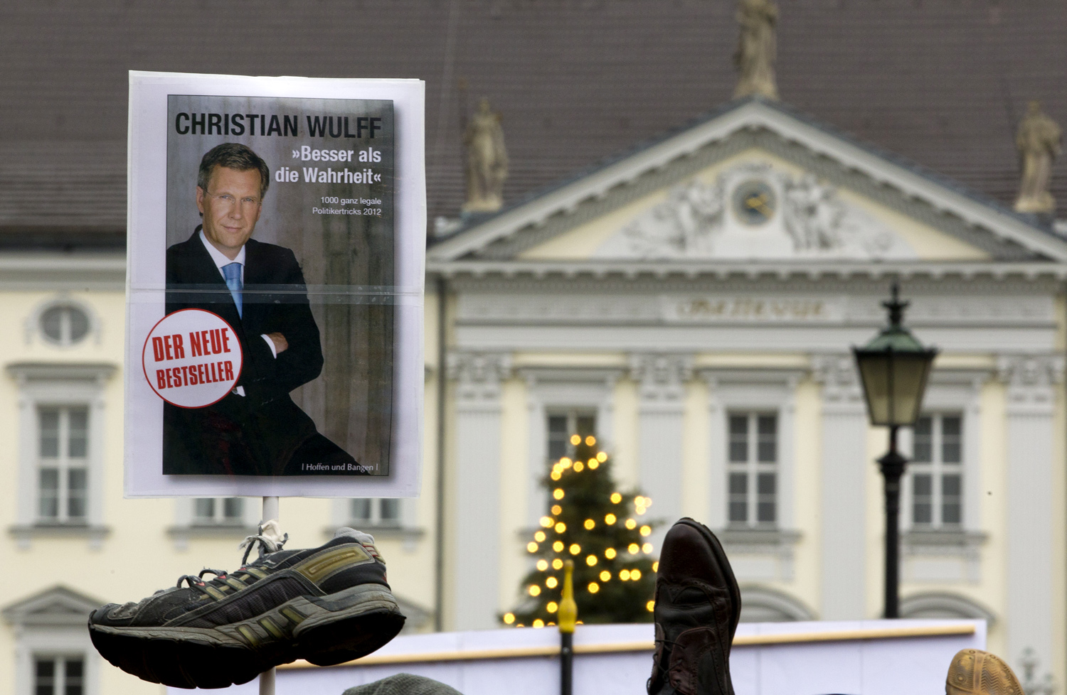 Christian Wulff új könyvslágere: ezer trükk politikusoknak - a gúnyos alcímű álborítót és a cipőket az államfő távozását követelők tartották a magasba a berlini elnöki palota előtt