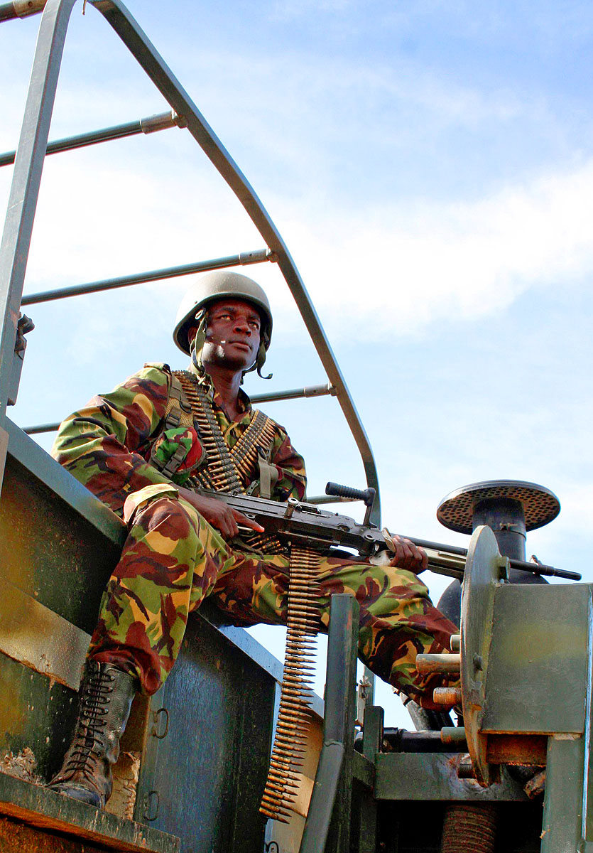 Kenyai katona ellenőrzi a szomáliai határt