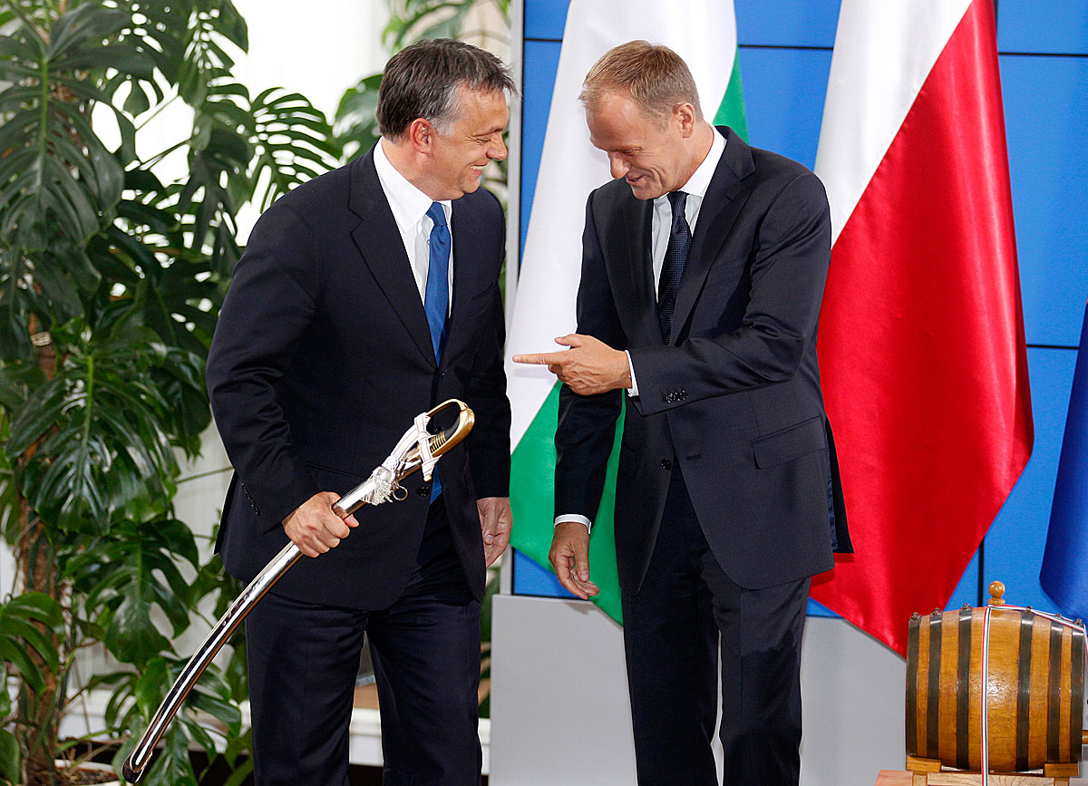 Lengyel, magyar - két jó barát, együtt harcol, s issza borát. Orbán kezében a kard, Tusk mellett a hordónyi bor - és az elnökséget is átvette