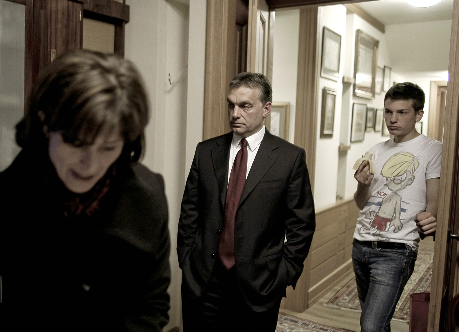 Diadal előtti csend: 2010. április 11-én este Orbán Viktor és felesége, Lévai Anikó elhagyja házukat, Gáspár fiuk az ajtóban