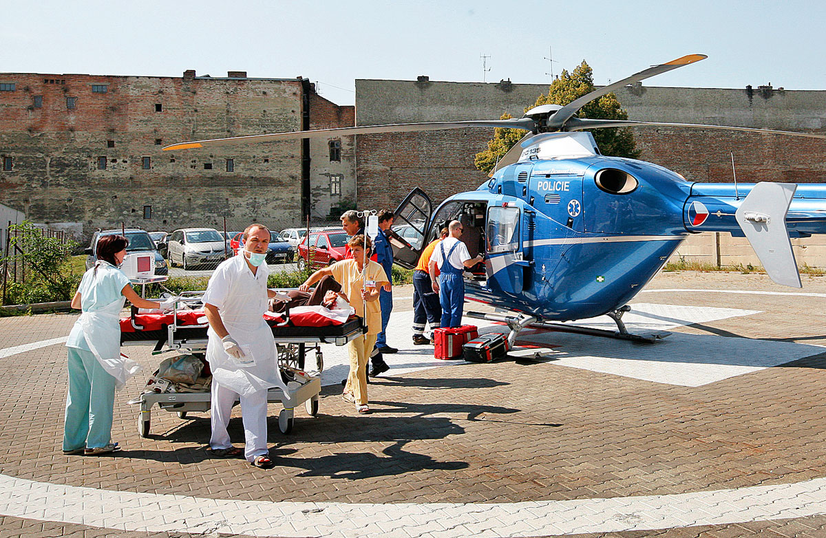 Helikopter a brnói kórház udvarán