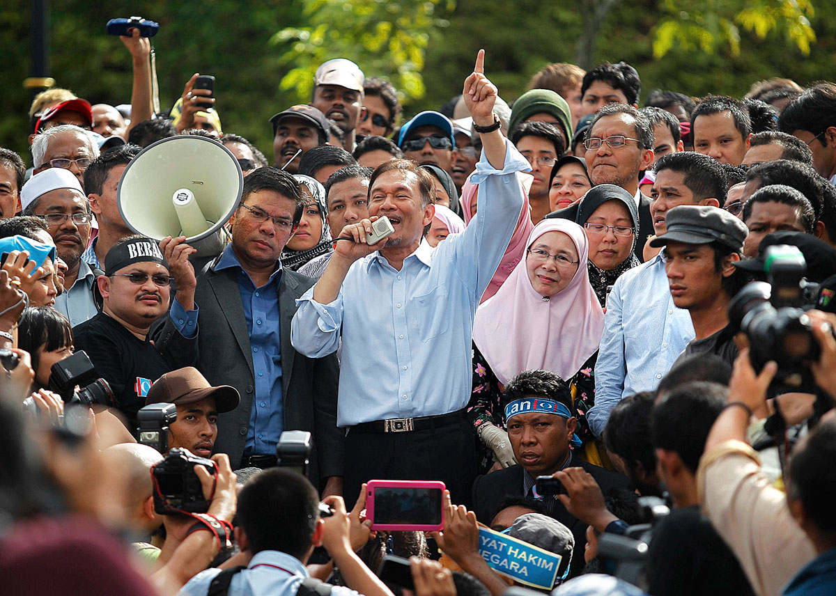 Anwar Ibrahim (középen) híveihez szól az ítélt kihirdetése után Kuala Lumpurban. Csak politikai indítékok?