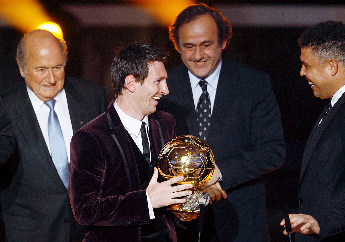Sepp Blatter FIFA-elnök mellett a két, sorozatban háromszoros győztes, Lionel Messi és Michel Platini, valamint a kétszeres aranylabdás Ronaldo