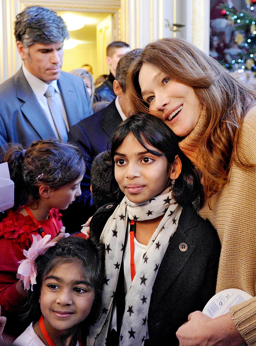 Carla Bruni-Sarkozy az Élysée gyermek vendégeivel