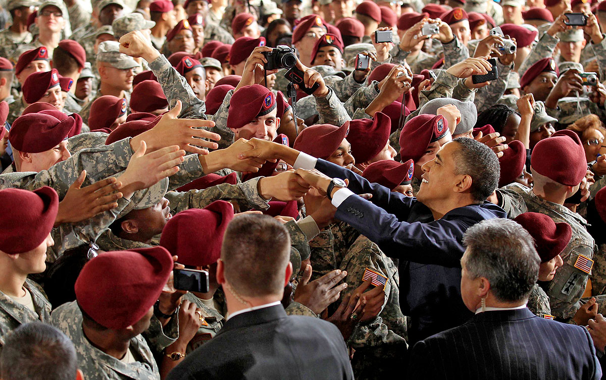 Obama elnök katonáival. Az iraki háború vége miatt is kevesebb „bakancsosra” lesz szükség