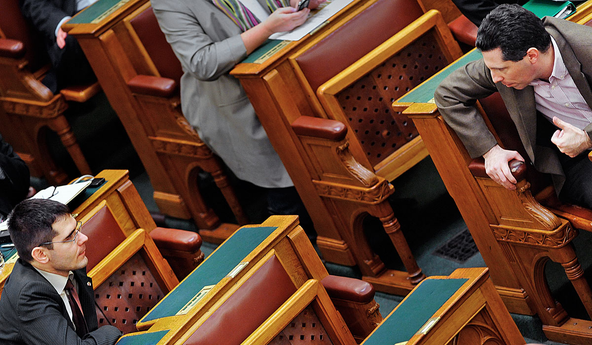 Novák Előd (Jobbik) és Schiffer András (LMP) a parlamentben