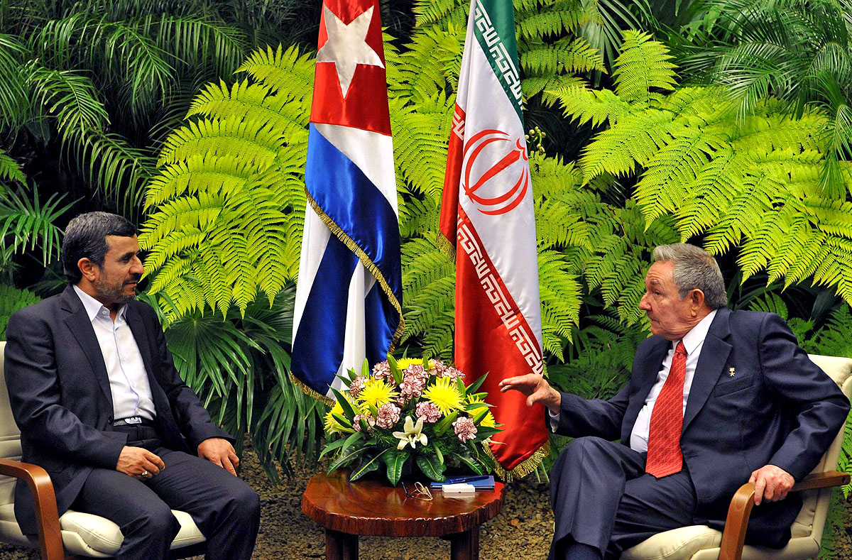 Mahmúd Ahmadinezsád Raúl Castróval 
