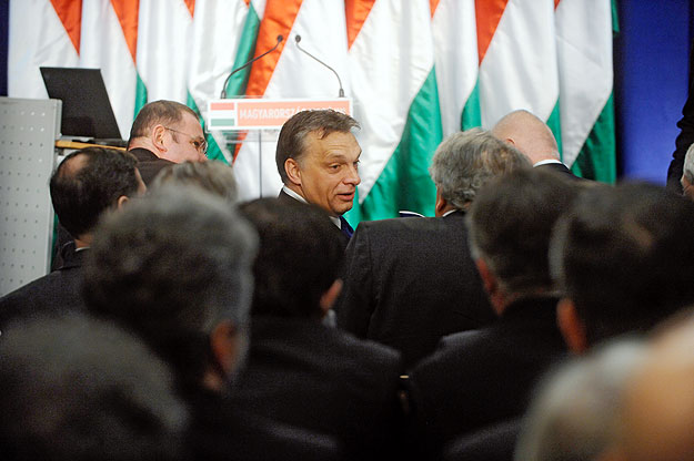 Orbán Viktor előbb meghallgatta miniszterei lózungjait a Széll Kálmán-tervről, majd zárt ajtók mögött győzködte szelektált vendégeit