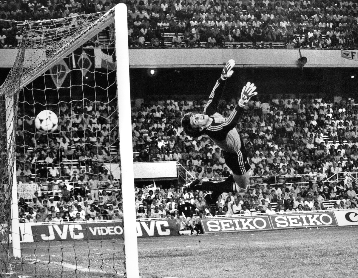 Socrates bombagólja Daszajevnek az 1982-es vb brazil–szovjet mérkőzésén (2-1)