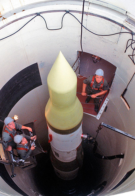 Minuteman III interkontinentális ballisztikus rakéta egy 1980-as, archív felvételen, az USA Missouri államában