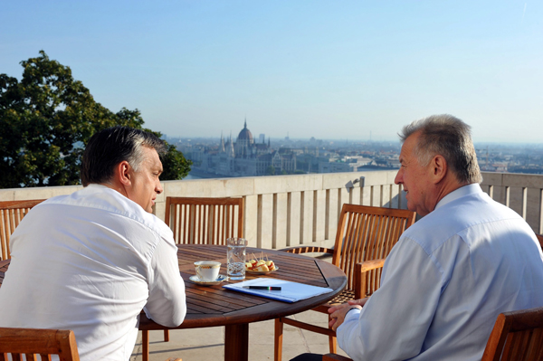 Orbán Viktor és Schmitt Pál a Sándor-palota erkélyén