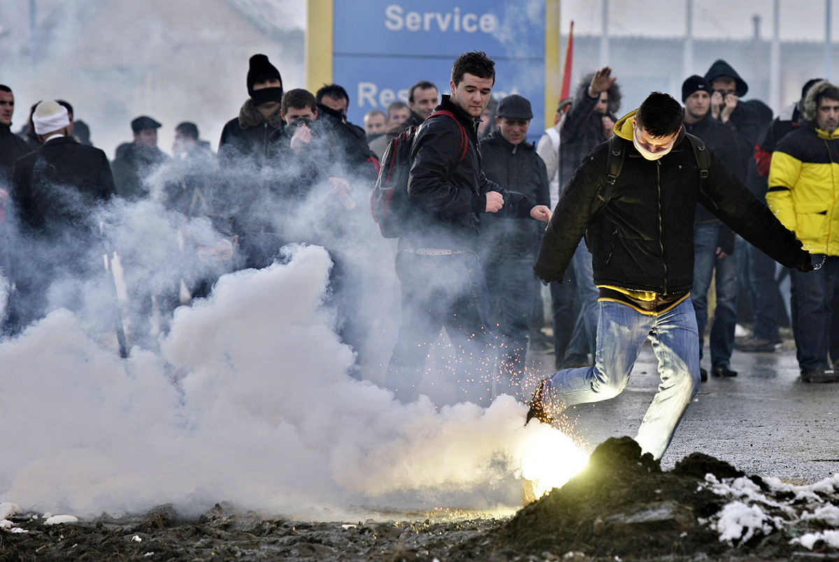 A koszovói rendőrség különleges egységei a magát Önrendelkezés mozgalmának nevező koszovói albán tömörülés tüntetőit oszlatták szét az északkelet-koszovói Merdare átkelőnél szombaton délután