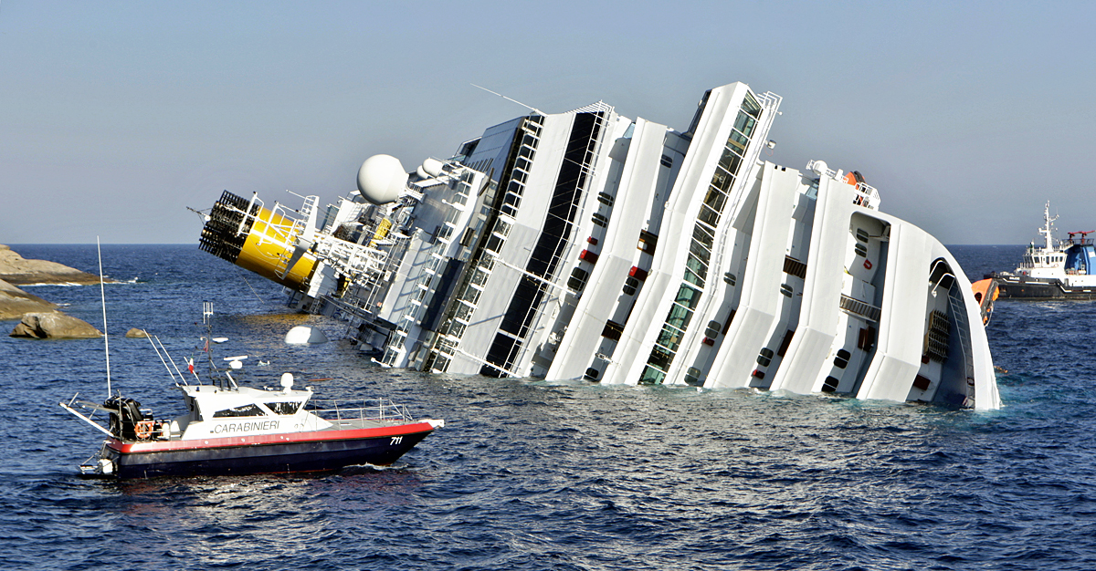 A megfeneklett Costa Concordia a toscanai partok közelében fekvő Giglio szigetnél