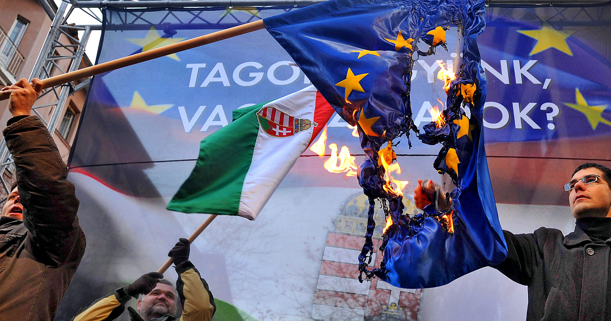 Novák Előd, a Jobbik alelnöke, országgyűlési képviselő elégeti az uniós zászlót