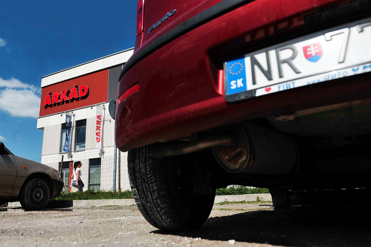 Szlovák rendszámú autók a győri Árkád áruház előtt