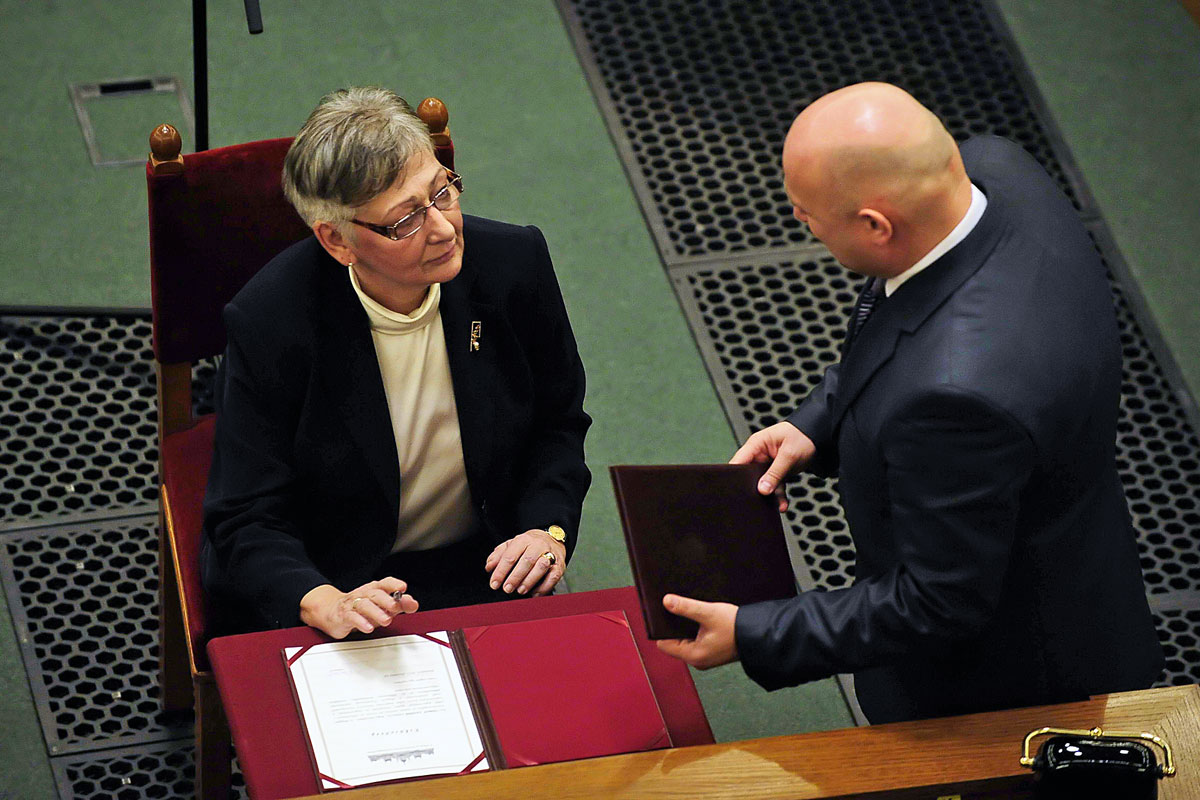 Itt írja alá - Németh Lászlóné kézjegyével látja el a miniszteri eskü szövegét