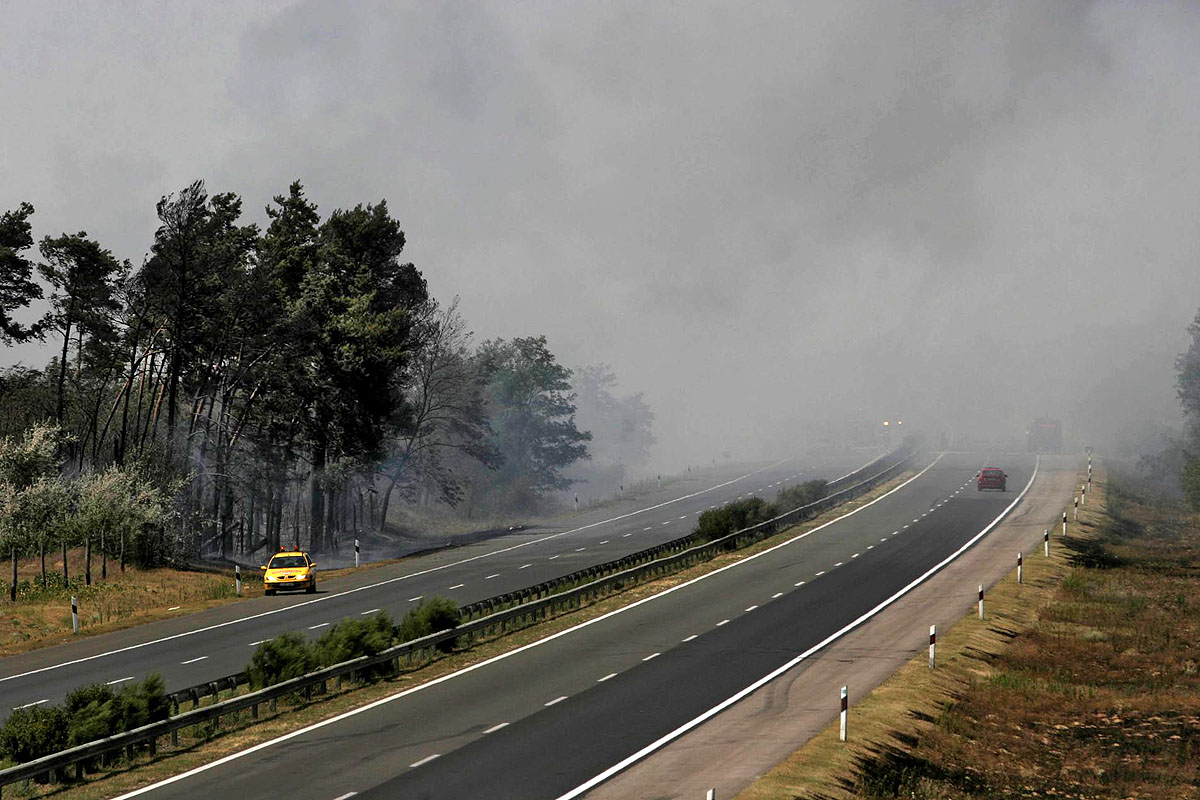 Erdőtűz miatt a füstbe vész az M5-ös autópálya Kecskeméthez közeli szakasza