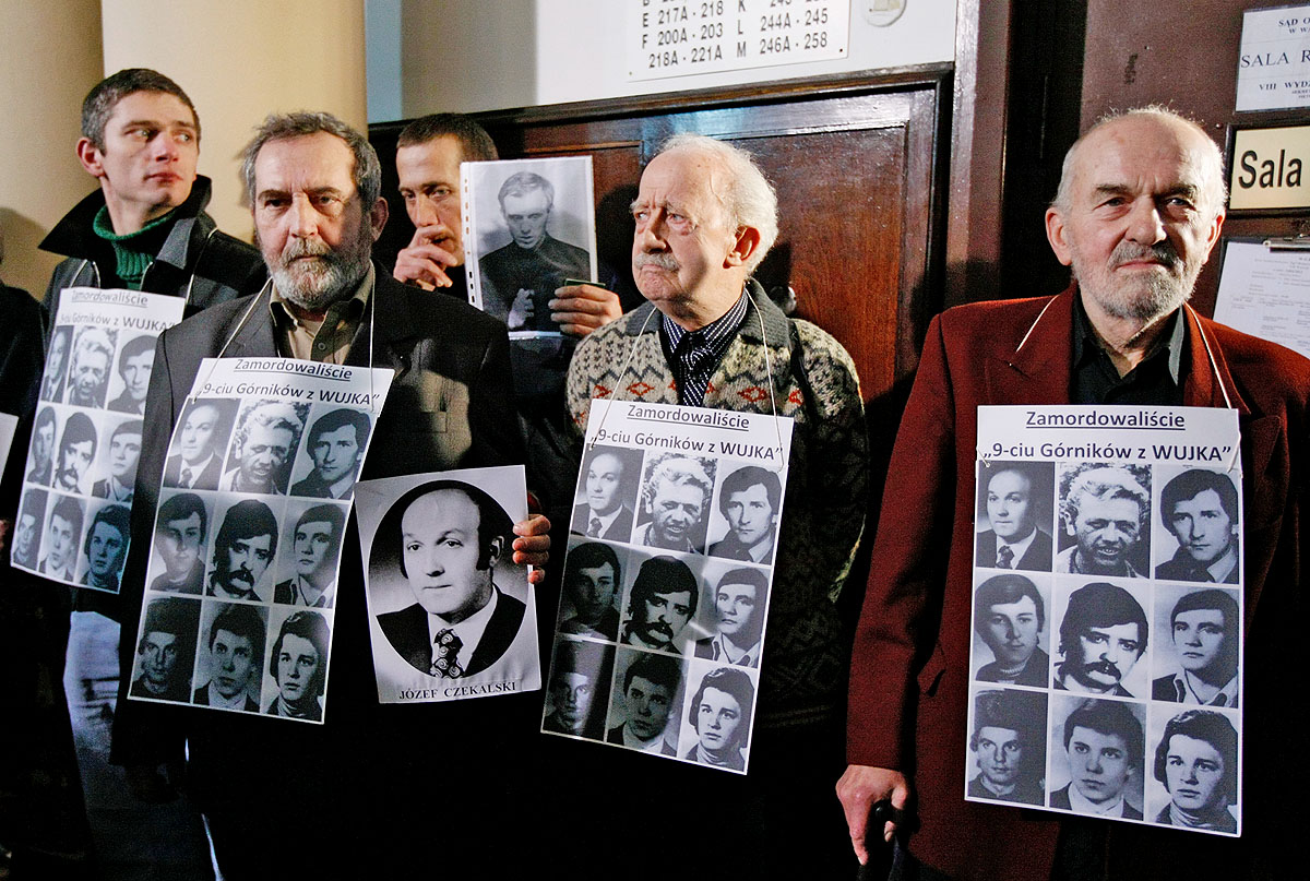 A kommunista vezetők megbüntetését követelik tüntetők a varsói bíróságon