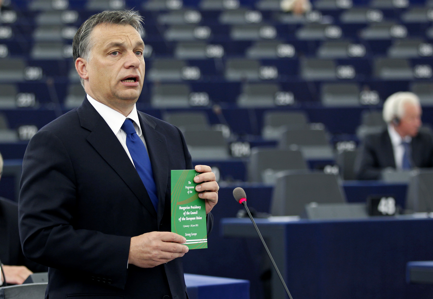 Orbán Viktor magyarázza bizonyítványát a strasbourgi parlamentben a magyar EU-elnökség zárásakor