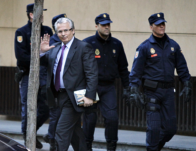 A volt vizsgálóbíró, Baltasar Garzon int támogatóinak 2010 májusában, felfüggesztése után nem sokkal