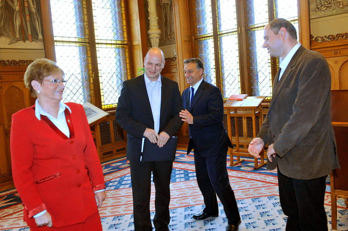 Orbán Viktor miniszterelnök fogadja Hoffmann Rózsát, valamint Nagy Dávidot, a Hallgatói Önkormányzatok Országos Konferenciájának elnökét és Csiszár Imrét, a Doktoranduszok Országos Szövetségének főtitkárát