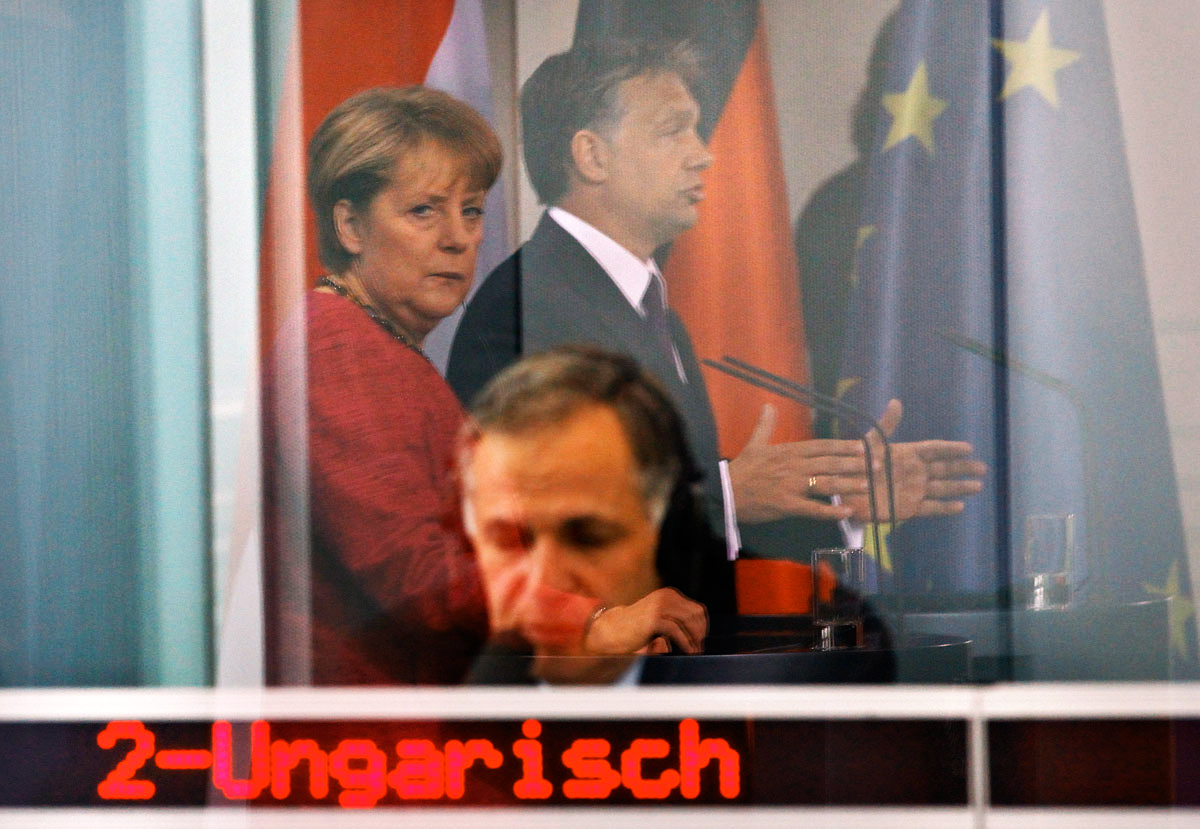 Magyar tolmács fordítja németre a Merkelnél vendégeskedő Orbán szavait a berlini kancellárián 2011 májusában
