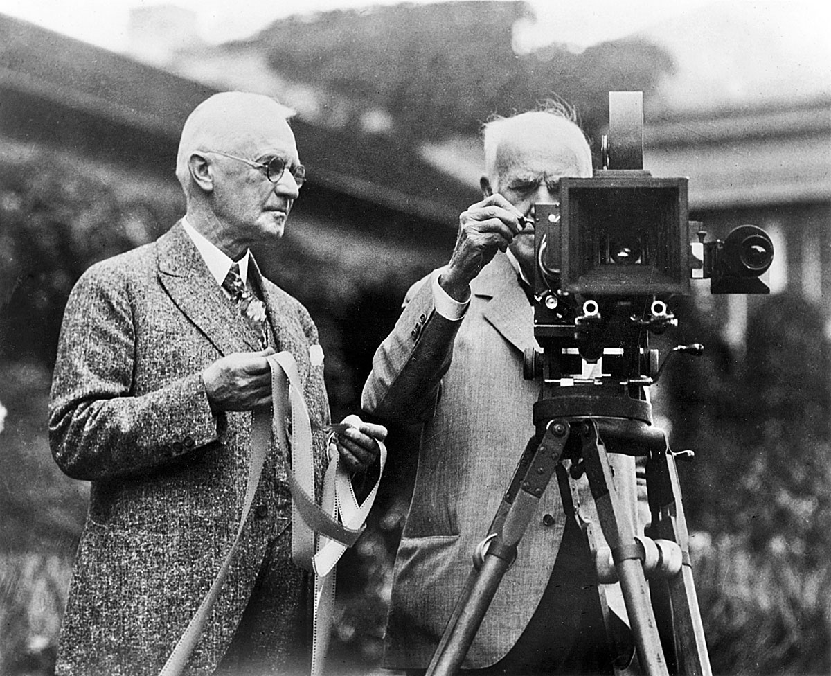 A Kodak-alapító George Eastman (balra) közös korabeli fotón Edisonnal - a cég is megy az archívumba?