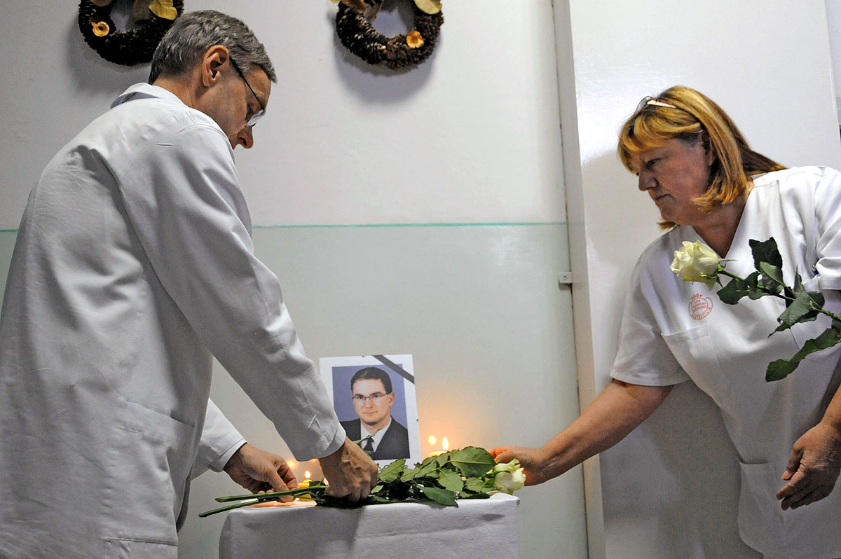 Virágokat és mécseseket helyeznek el Szabad Gábor 39 éves kutatóorvos portréja előtt a Szegedi Tudományegyetem bőrgyógyászati klinikáján. 