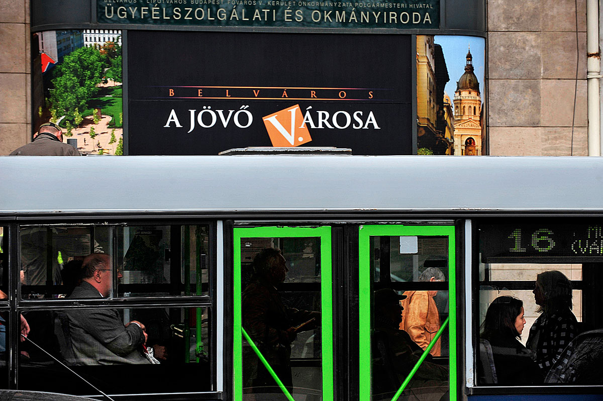 BKV-busz halad el a Rogán Antal vezette V. kerület magát népszerűsítő logója előtt