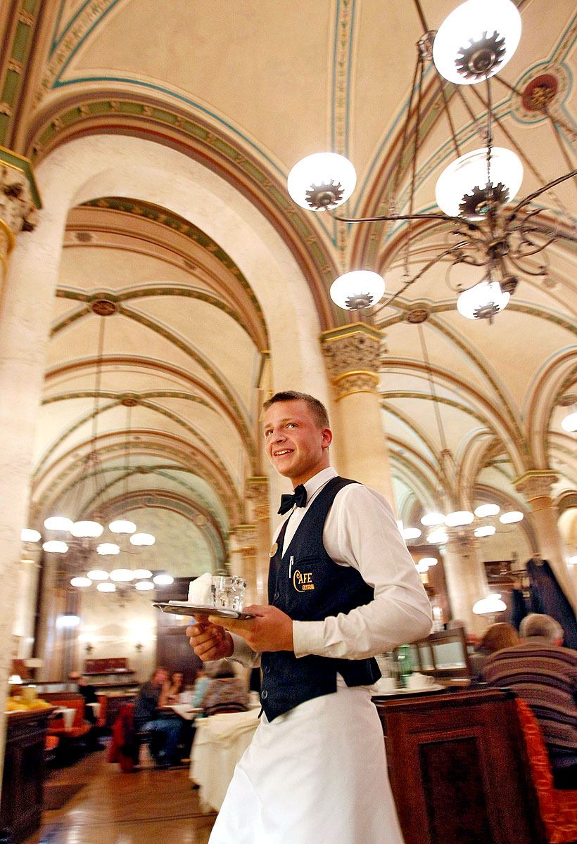 Bécsi kávéházban. A vendéglátás a magyar munkavállalók egyik fő célterülete