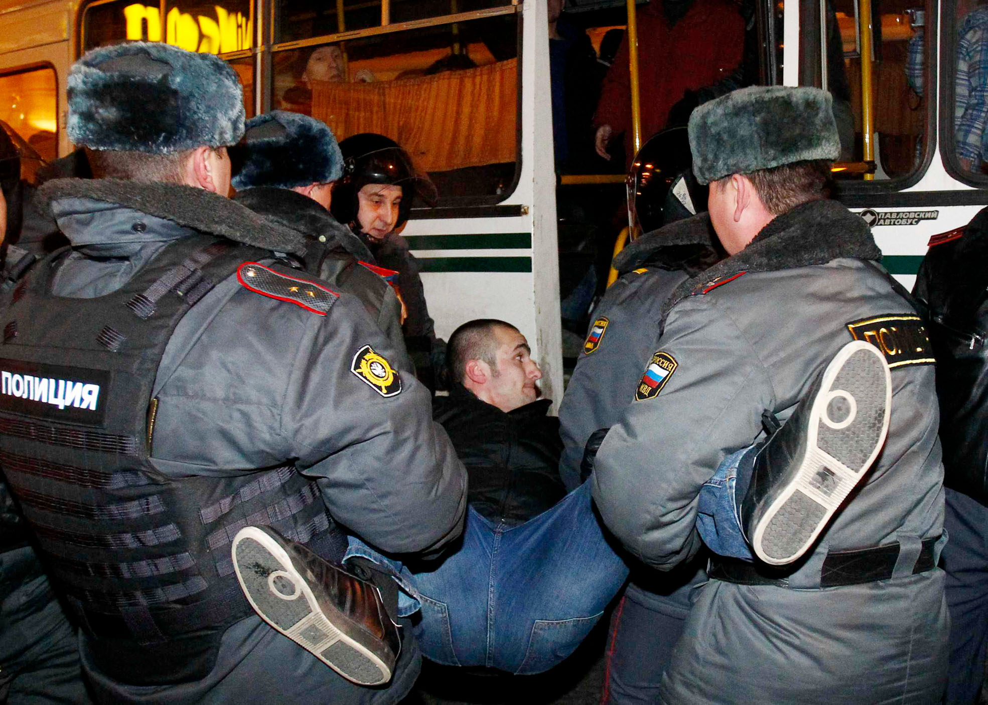 Ellenzéki tüntetőt őrizetbe vevő rendőrök Moszkvában. A párt alól kicsúszhat a talaj?