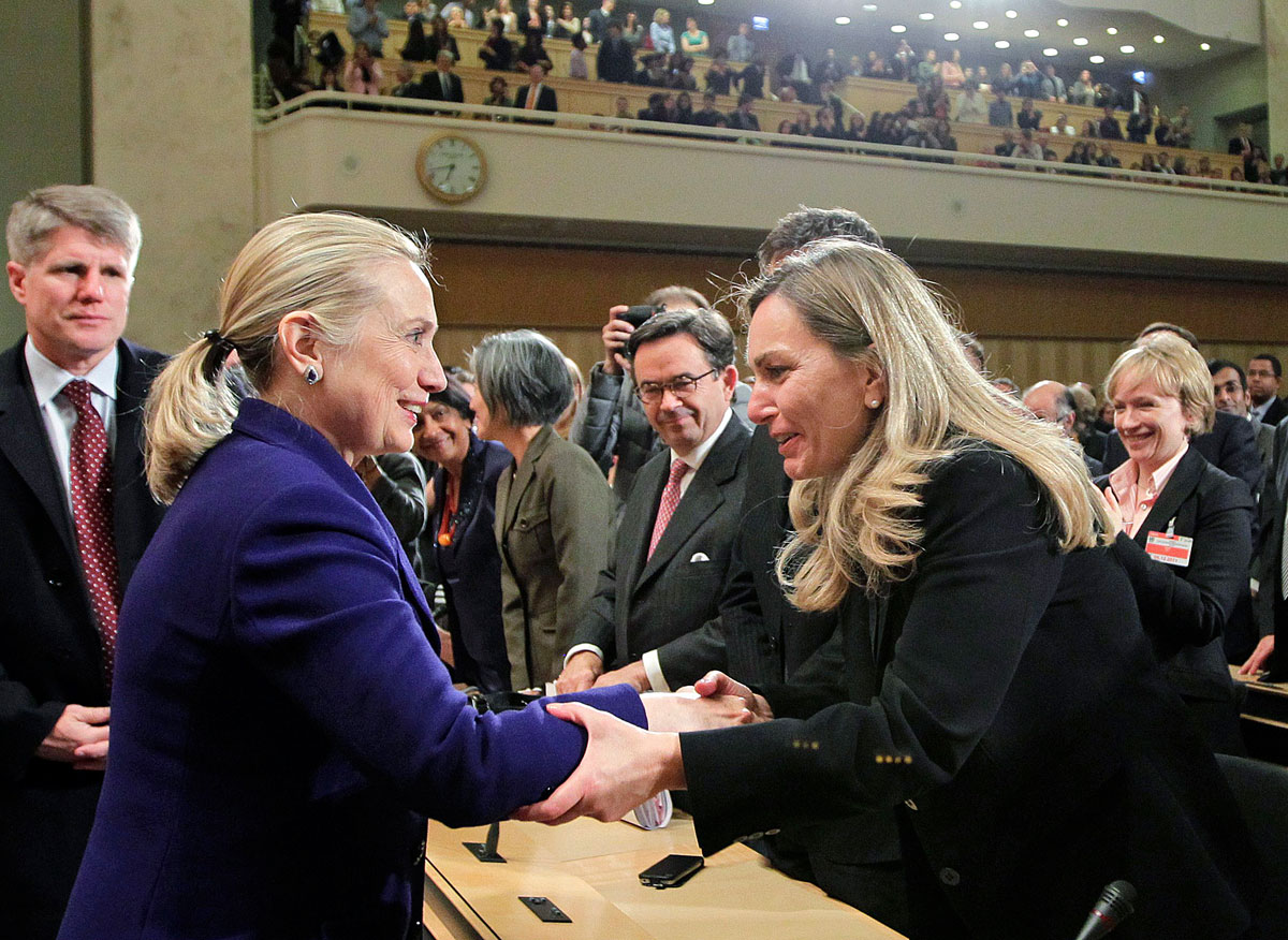 Eileen Chamberlain Donahoe, az USA ENSZ Emberi Jogi Tanácsának nagykövete gratulál az amerikai külügyminiszternek, Hillary Clintonnak a melegek, elszbikusok és transzszexuálisok jogairól tartott beszéde után