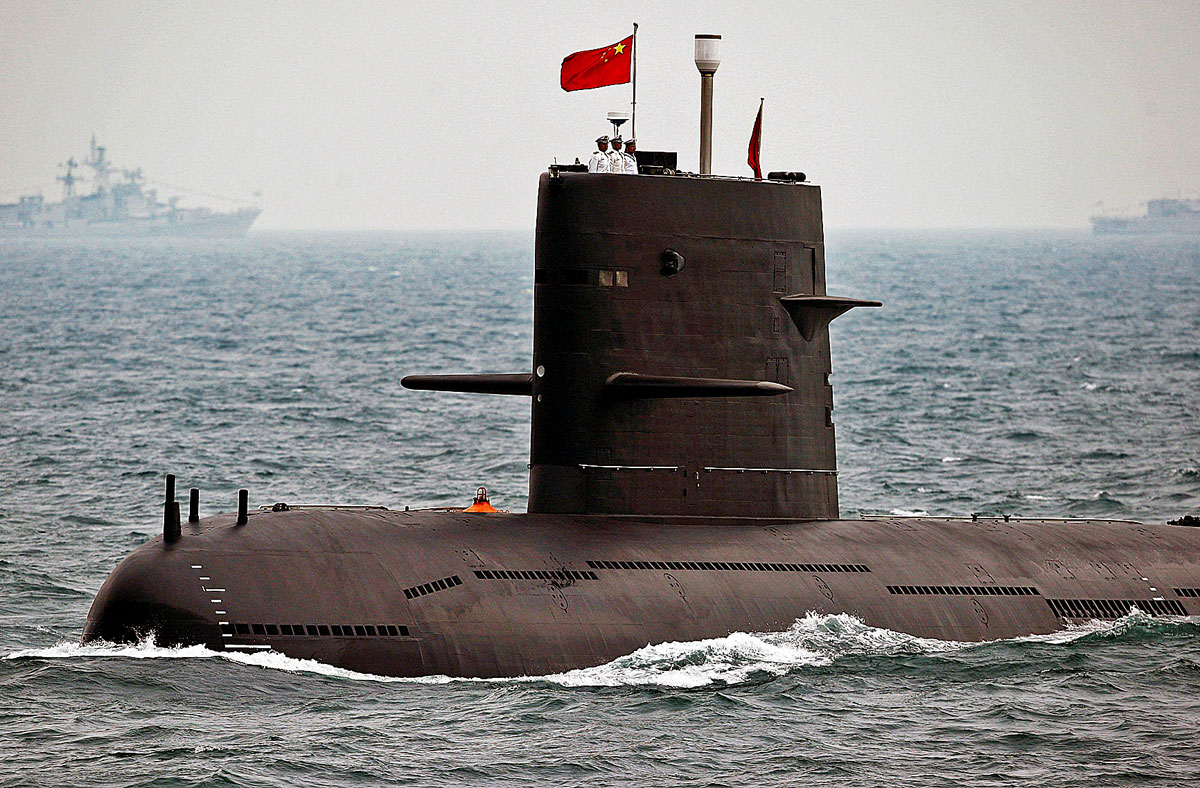 Kínai tengeralattjáró egy katonai parádén Qingdaoban, Shandong tartományban