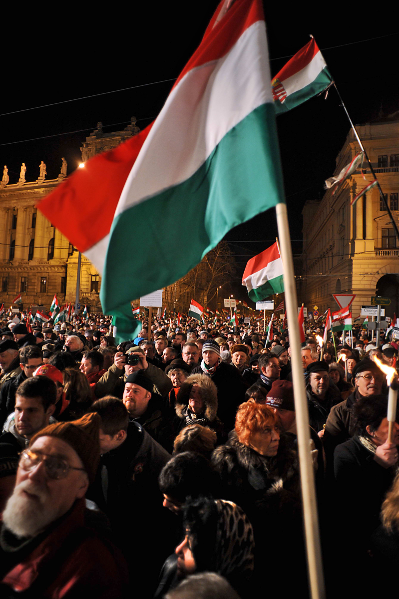 A tömeg az Alkotmány utcán keresztül érkezett meg a Kossuth térre. Az út maga volt a cél