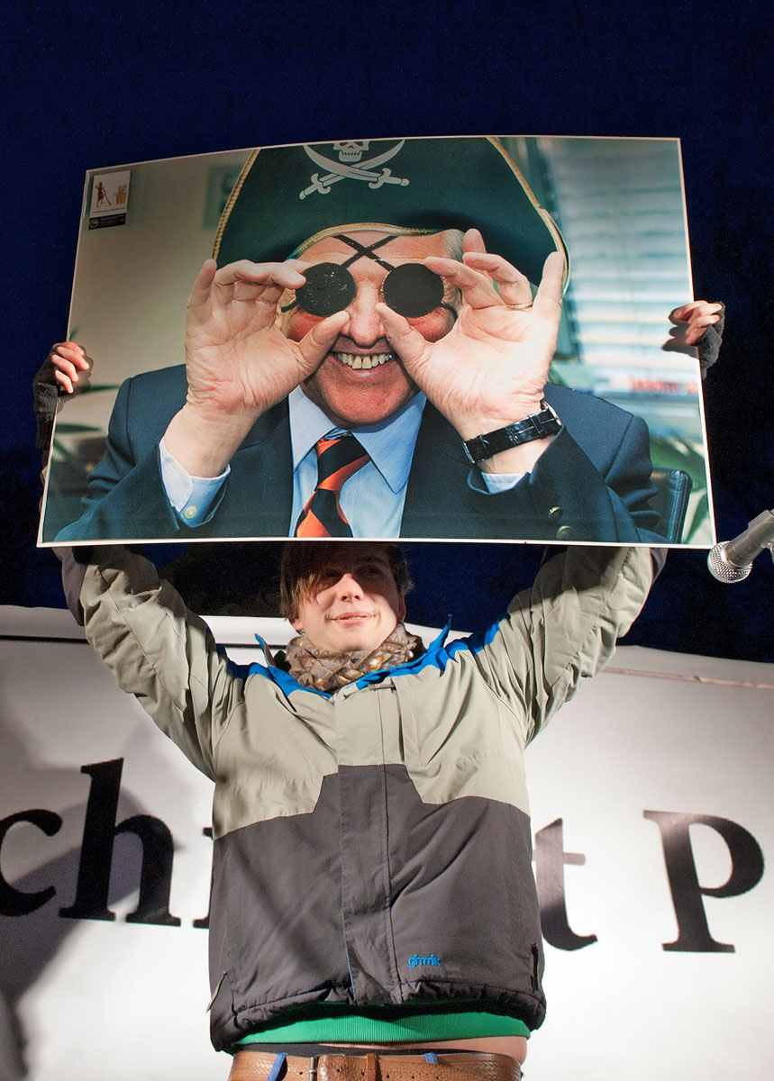 A szombati „diplomafosztó” tüntetésen Schmittet kalózzá avatták