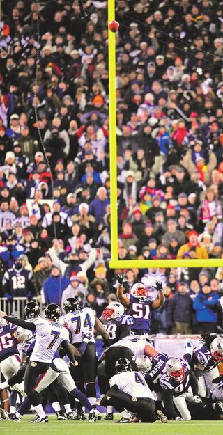 A sorsdöntő pillanat Bostonban: Billy Cundiff elszalasztja az esélyt a hosszabbításra. A Baltimore Ravens kiesett, a New England Patriots játszhat februárban a Super Bowlon
