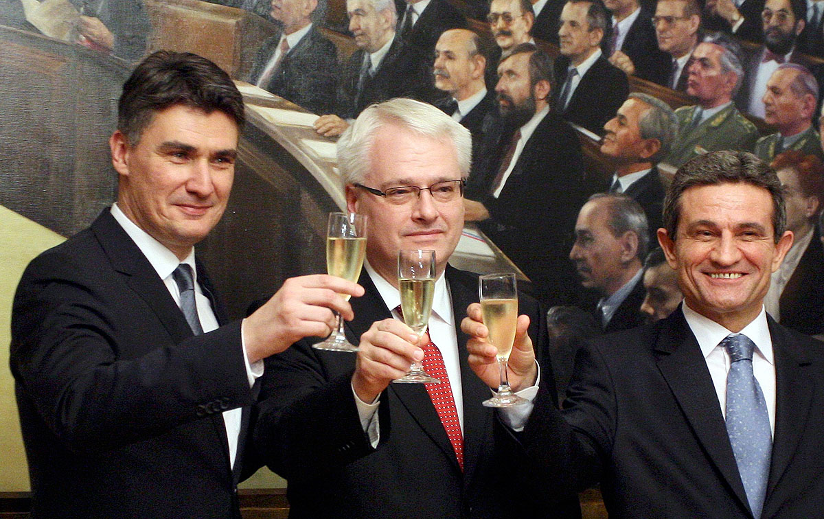 Zoran Milanovic miniszterelnök, Ivo Josipovic államfő és Boris Sprem, a parlament elnöke ünnepli az eredményt a zágrábi törvényhozásban 