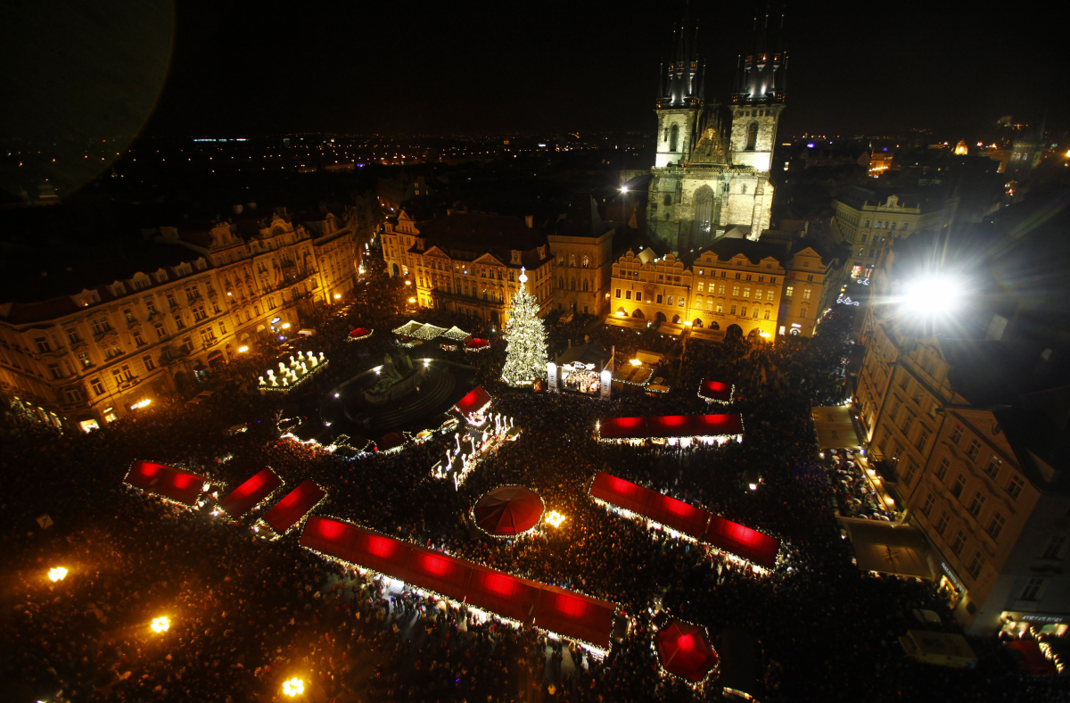 A prágai Óváros tér ünnepi fényben